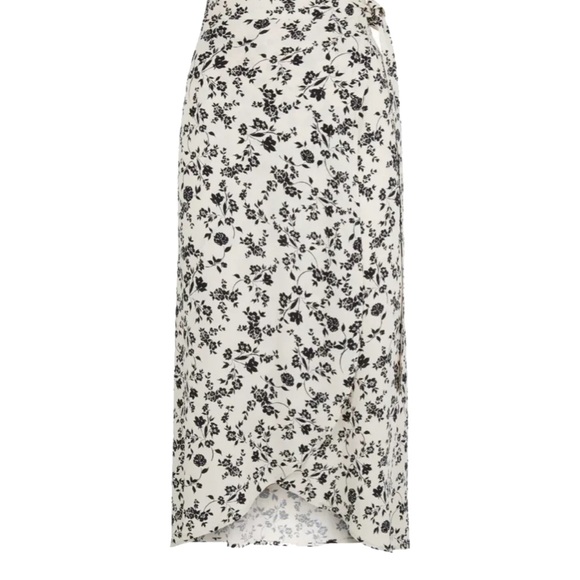 New Look Dresses & Skirts - 🌺 2/$20 New Look London black and white floral midi wrap skirt size 4